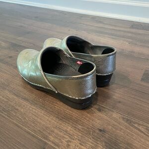 Sanita nursing clogs size 39 (8-9)